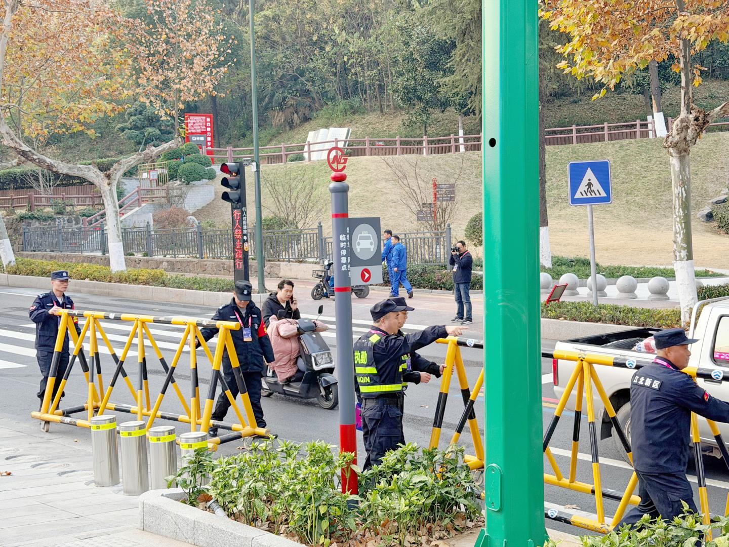 E:/25.12.10后 上傳網(wǎng)站留存/“保安衛(wèi)士”護(hù)航，熱血燃賽場！——南京市保安服務(wù)有限公司大廠分公司保障WCBA女籃聯(lián)賽激情開燃/照片/微信圖片_20251210163658_265_1.jpg微信圖片_20251210163658_265_1