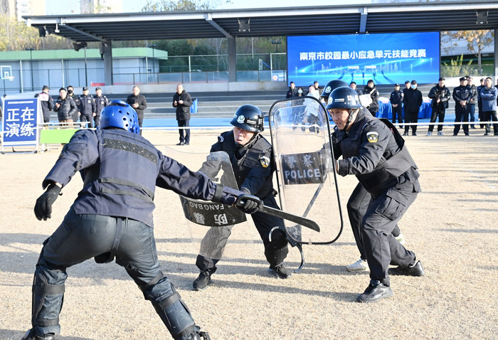 E:/25.12.10后 上傳網(wǎng)站留存/喜報！南京市保安服務(wù)有限公司建鄴分公司榮獲“校園最小應(yīng)急單元技能競賽”一等獎/照片/w700d1q75cms.jpgw700d1q75cms